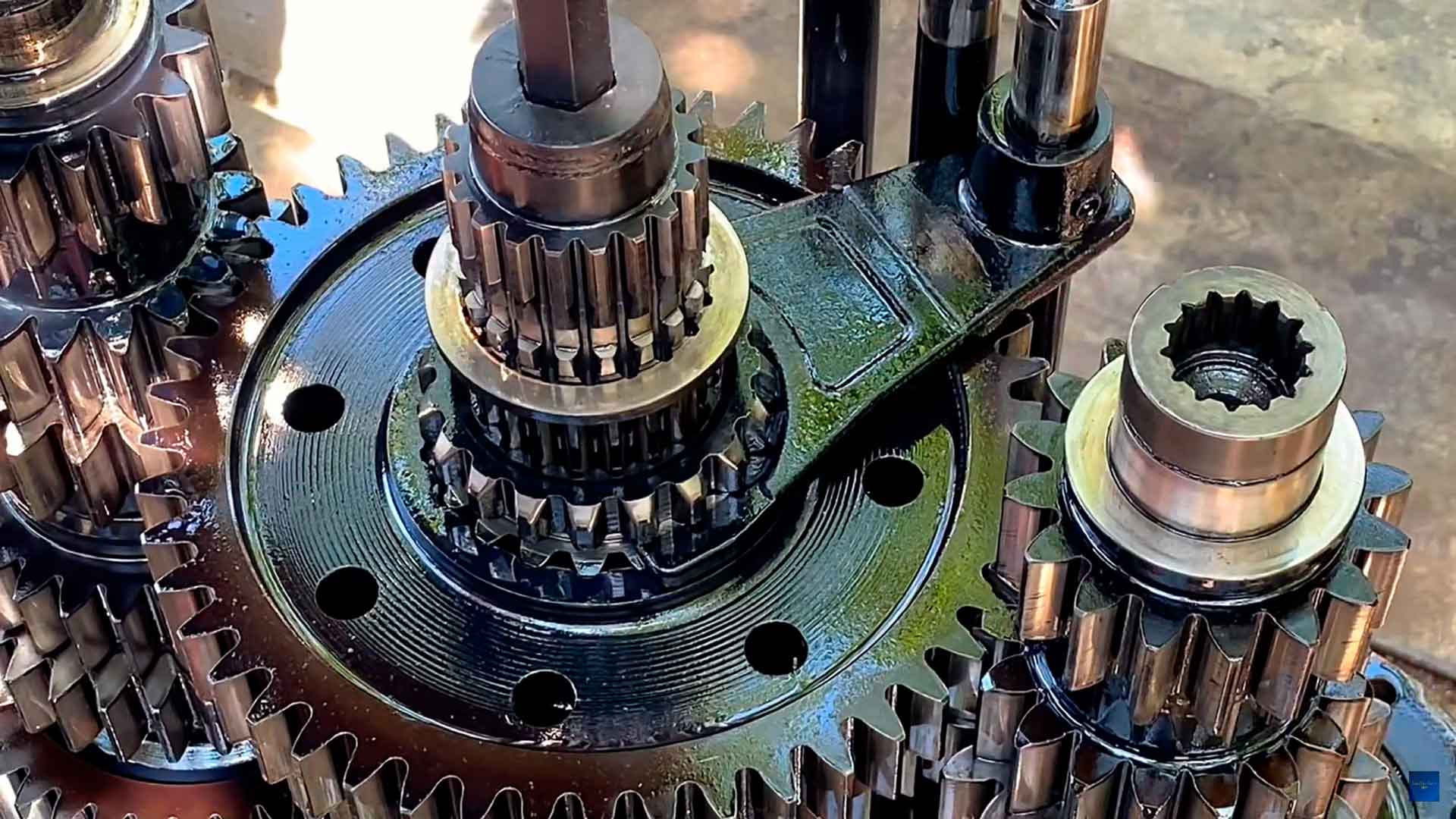 Ремонт и замена запчастей КПП на грузовиках HOWO и SITRAK Ремонт и замена запчастей КПП на грузовиках HOWO и SITRAK